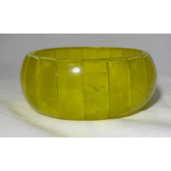 Yellow Lucite Chunky Bangle Bracelet With UV Reactive Glow in the Dark - Picture 4 of 4